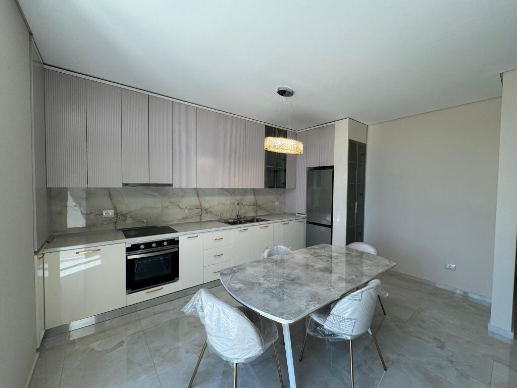 Affitto, super appartamento 2+1+2  9° piano, palazzo nuovo con 2 ascensori  Appena arredato, mai abitato prima  Prezzo 900€  Vicino a Milo 2000, di fronte a Amerikan 3
