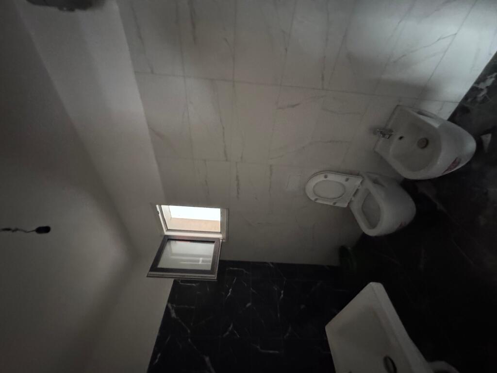 Affittasi appartamento 2+1+2 📍 Trio Tower 🏢 Piano: 2 💶 Prezzo: 58.000 lek / mese 🛋 Stato: Parzialmente arredato