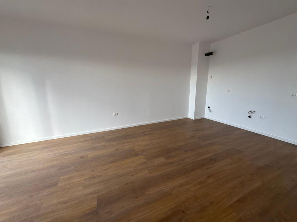 Affittasi appartamento 1+1 📍 Trio Tower 🏢 Piano: 8 💶 Prezzo: 55.000 lek / mese 🛋 Stato: Parzialmente arredato