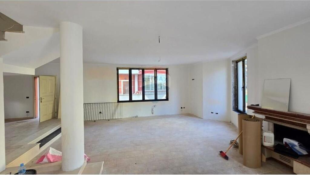Villa di 3 piani in affitto vicino al Complesso Olimpico, Tirana