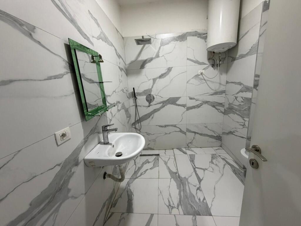 Apartament 1+1 per qira tek Shkolla e Bashkuar.