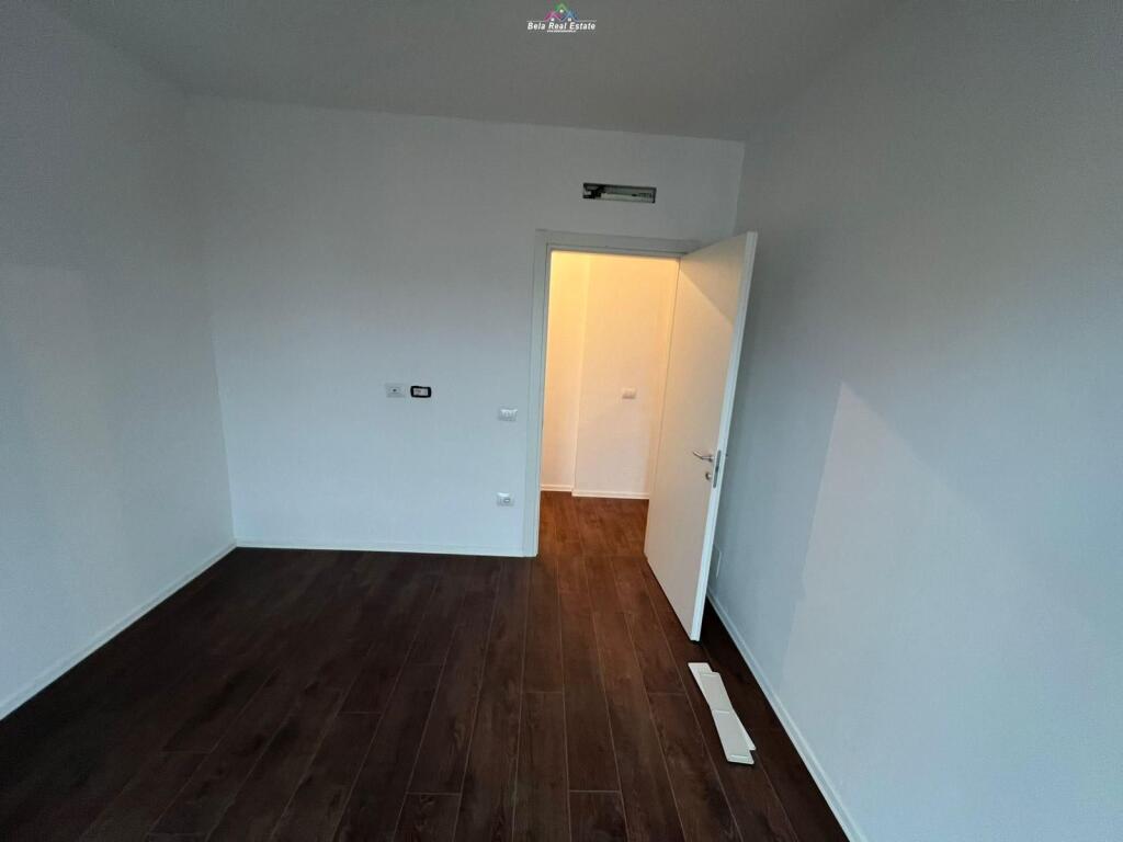 Ufficio in Affitto 2+1+2 Vicino al Nuovo Mercato (ID BZ2745) Tirana