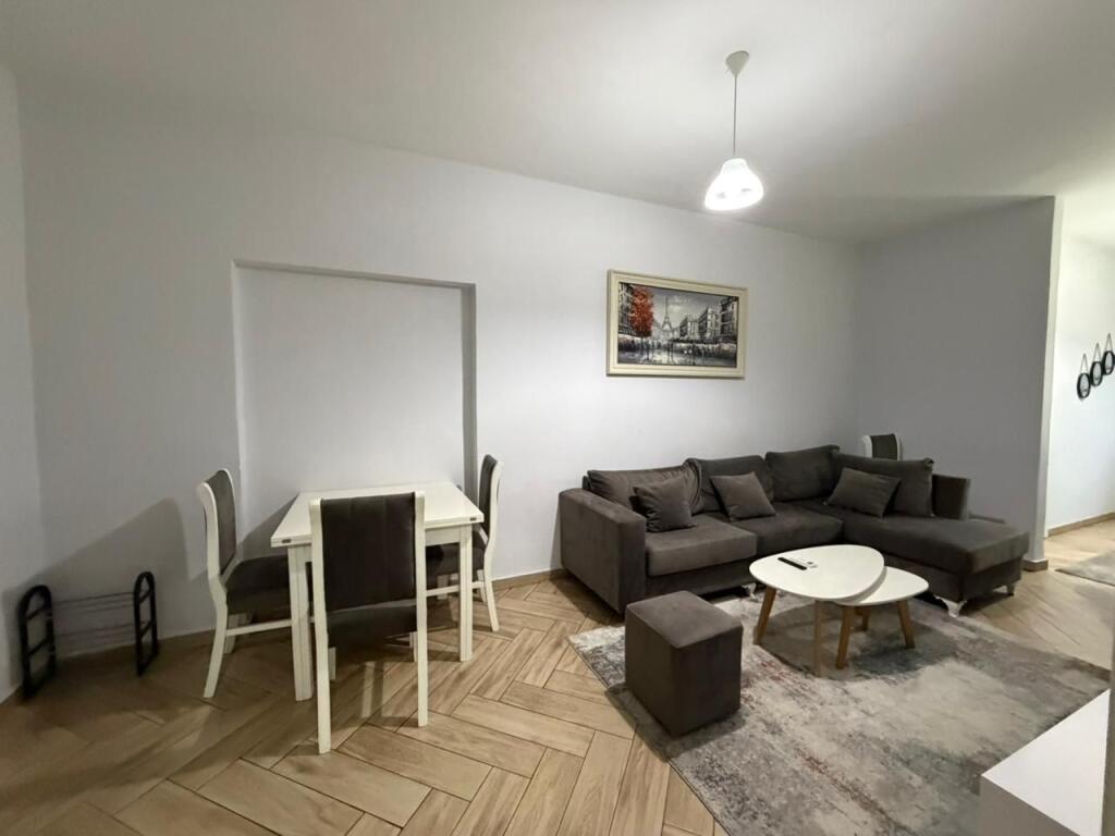 Apartament 1+1 per qira tek Shkolla e Bashkuar.
