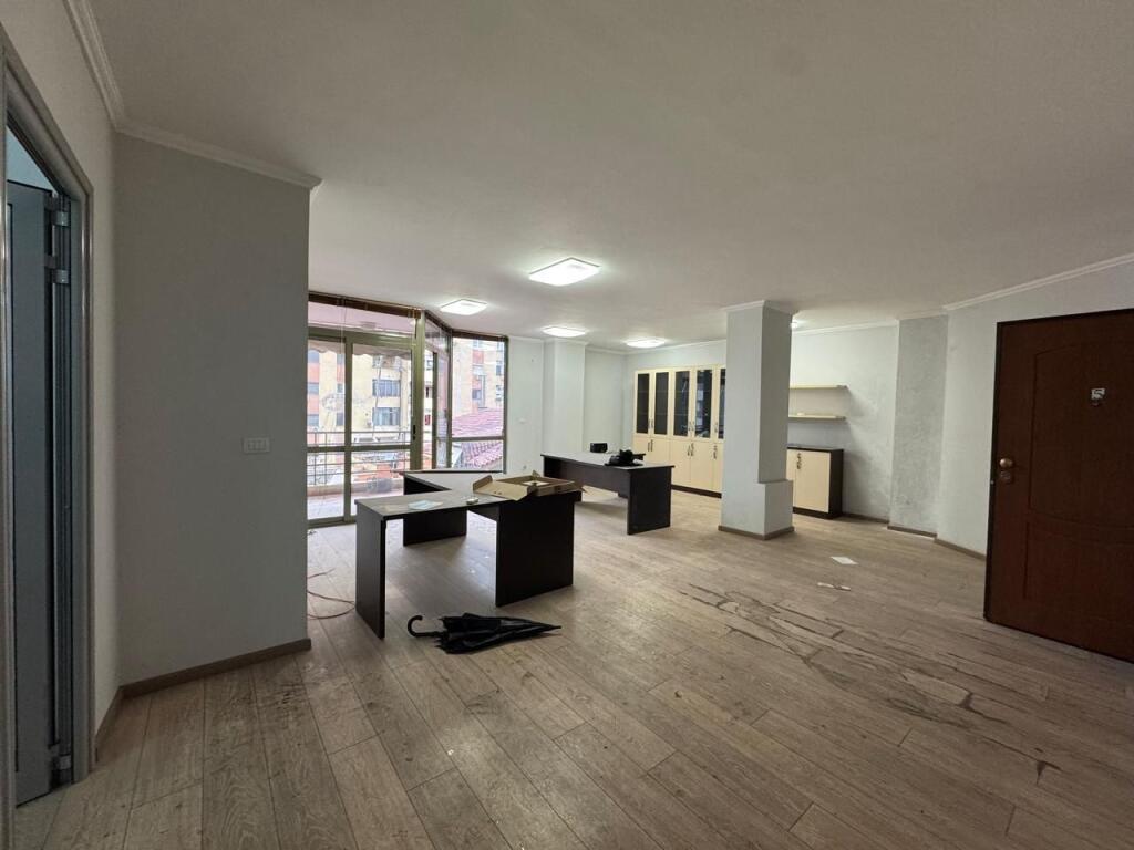 🏢Ne zonen e 21 Dhjetorit ,Rruga Muhamet Gjollesha prane Hotel Mondial shitet apartament 2+1, 258,000 EURO