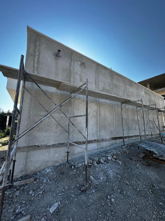 FOR SALE 2 PRIVATE HOUSES ONE FINISHED AND THE OTHER IN THE FINAL STAGES  RRESHBULL