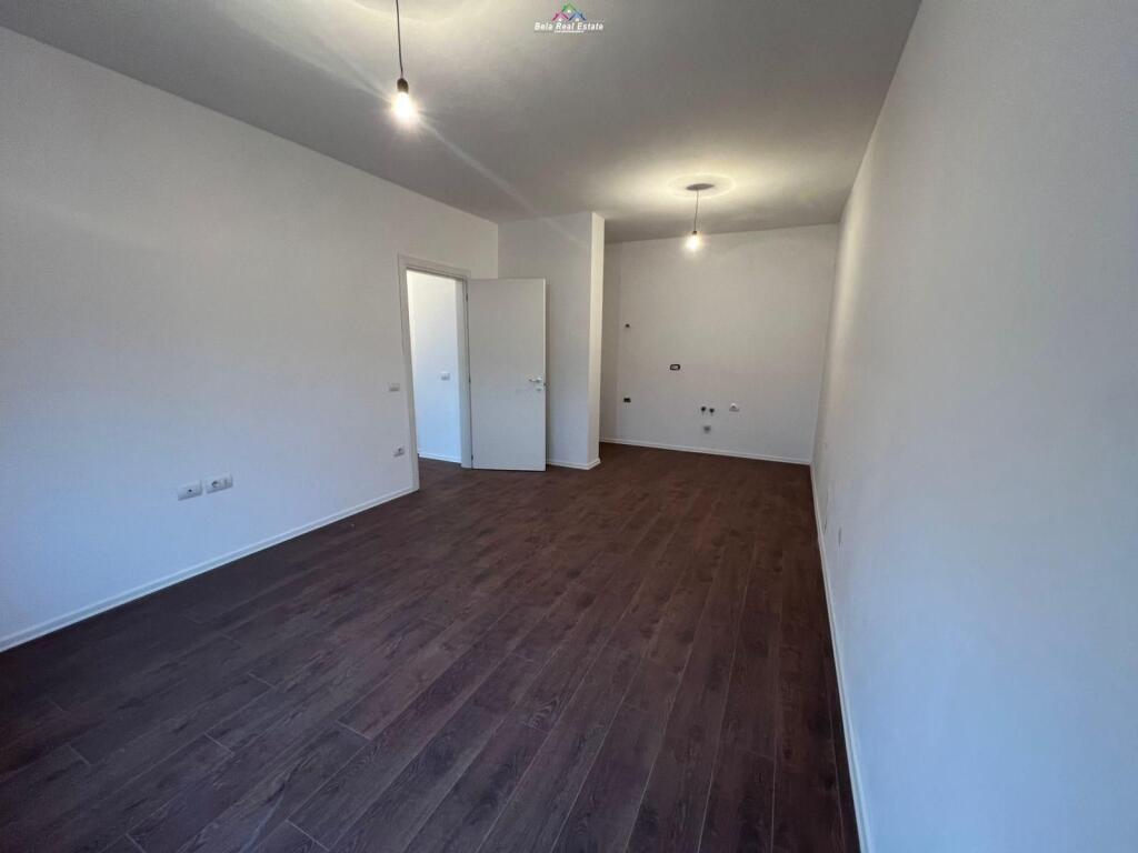Ufficio in Affitto 2+1+2 Vicino al Nuovo Mercato (ID BZ2745) Tirana