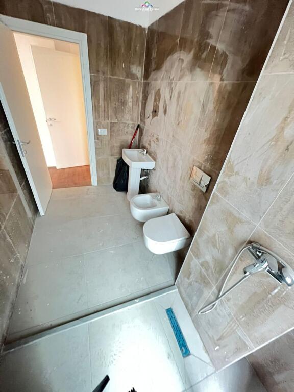 Ufficio in Affitto 2+1+2 Vicino al Nuovo Mercato (ID BZ2745) Tirana
