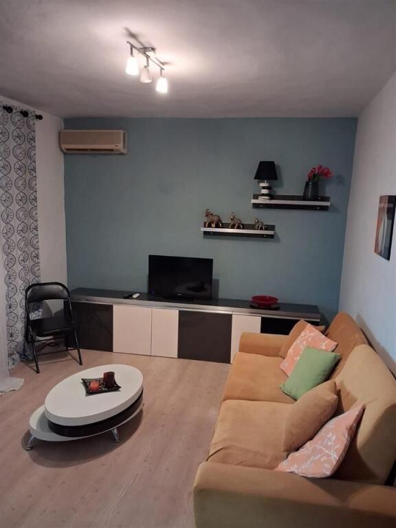 Apartament 1+1 me qera perballe Petronini Luarasit