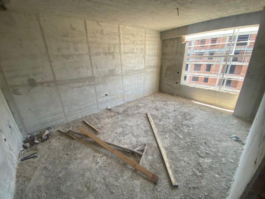 Shitet apartament 1+1 në një pallat të ri 10-katësh, në fazë përfundimi – përballë Report TV!
