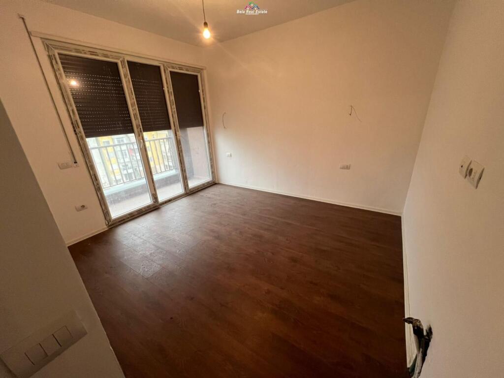 Ufficio in Affitto 2+1+2 Vicino al Nuovo Mercato (ID BZ2745) Tirana