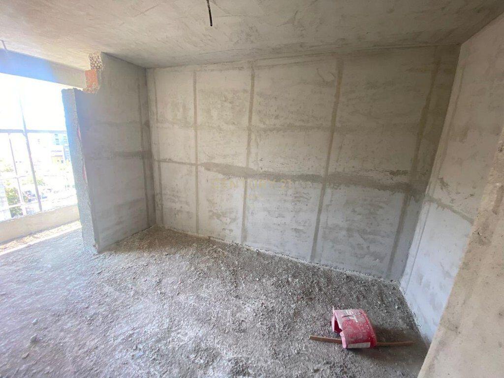 Shitet apartament 1+1 në një pallat të ri 10-katësh, në fazë përfundimi – përballë Report TV!