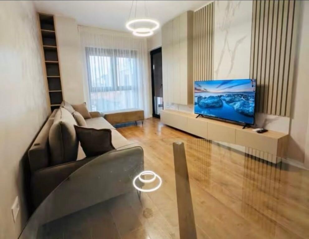 apartament 2+1 me qira tek Komuna e Parisit