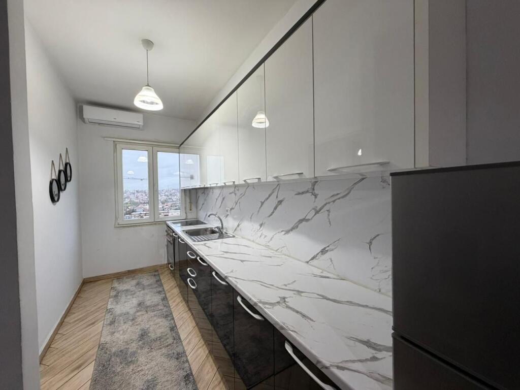 Apartament 1+1 per qira tek Shkolla e Bashkuar.
