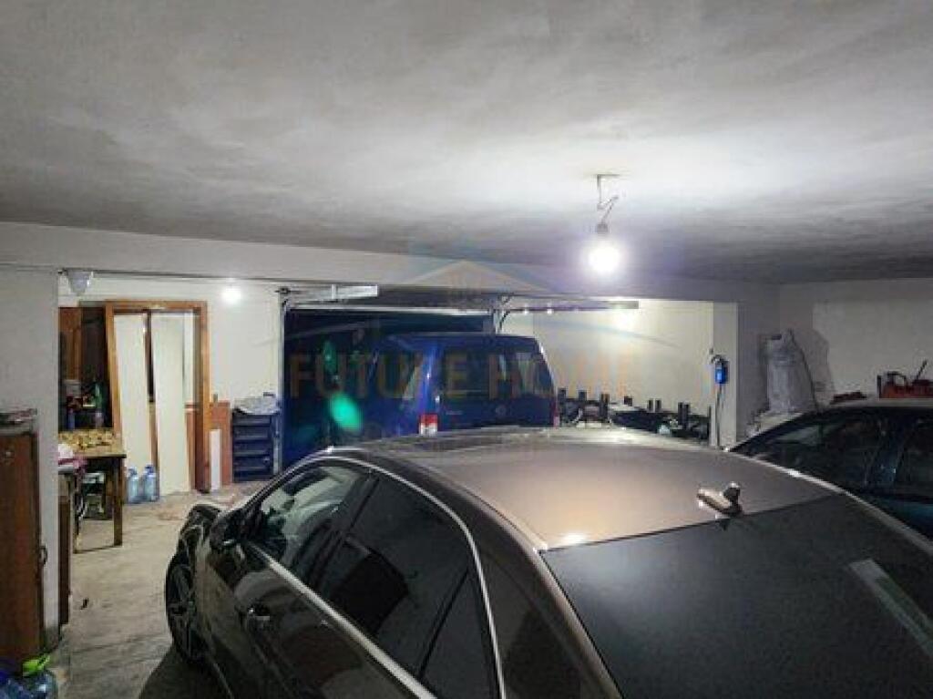 For sale, 3-story villa, Sauk, Tirana