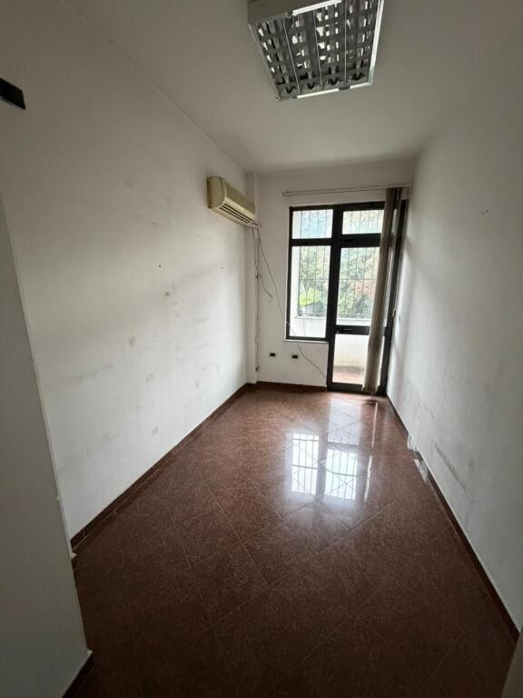 🏢 Vendesi 3-Piani in Myslym Shyri – Perfetto per Affari