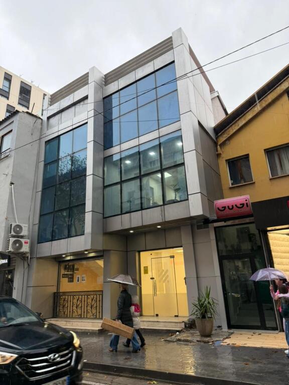 🏢 Vendesi 3-Piani in Myslym Shyri – Perfetto per Affari