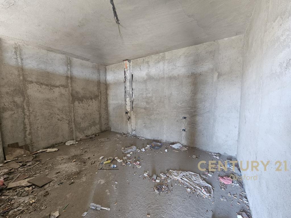 VENDIAMO APPARTAMENTO 3+1+2 PIÙ 150 M2 DI VERANDA A DURRËS! 170.000 €