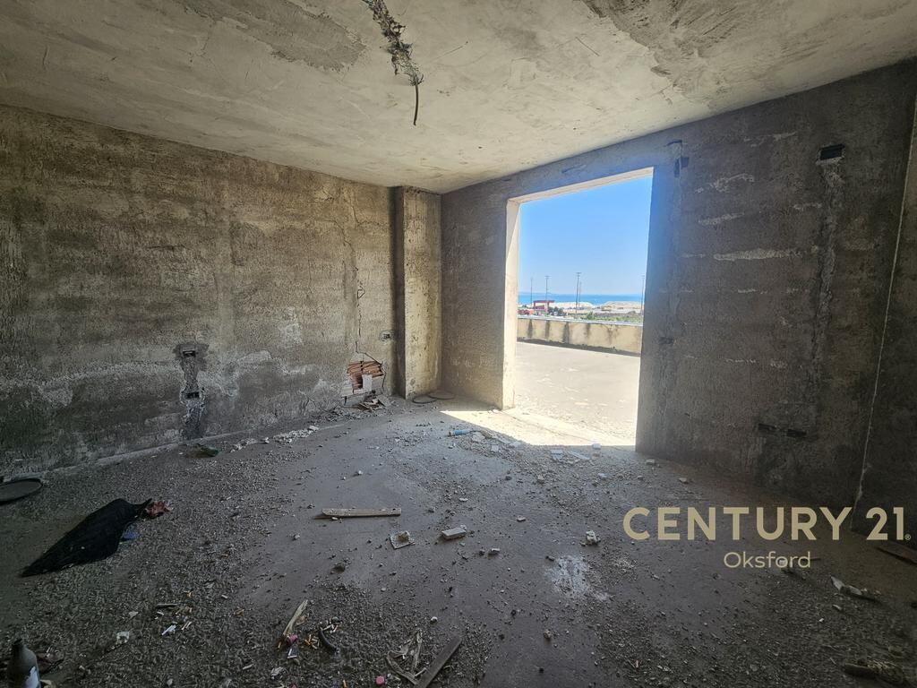 VENDIAMO APPARTAMENTO 3+1+2 PIÙ 150 M2 DI VERANDA A DURRËS! 170.000 €