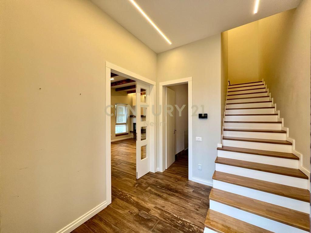 VENDIAMO, VILLA PREMIUM con CORTILE, LAGO SECCO‼️ 1.150.000 €