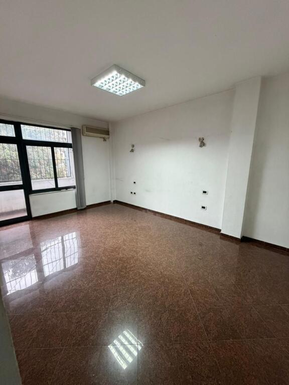 🏢 JEpet me qera Godinë 3-Katëshe në Myslym Shyri – Perfekte për Biznes!!