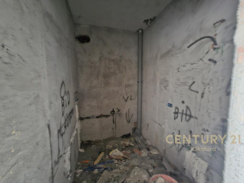 VENDIAMO APPARTAMENTO 3+1+2 PIÙ 150 M2 DI VERANDA A DURRËS! 170.000 €