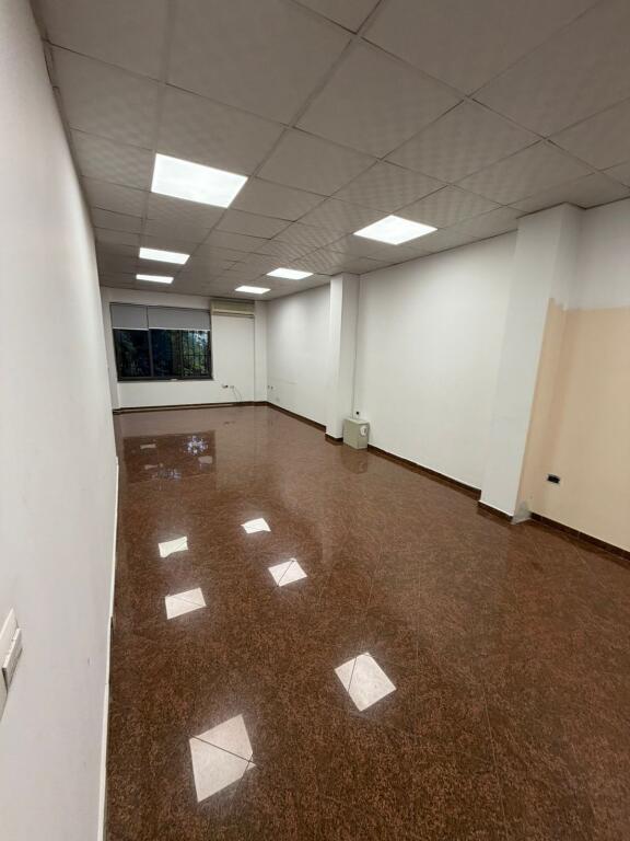 🏢 Vendesi 3-Piani in Myslym Shyri – Perfetto per Affari