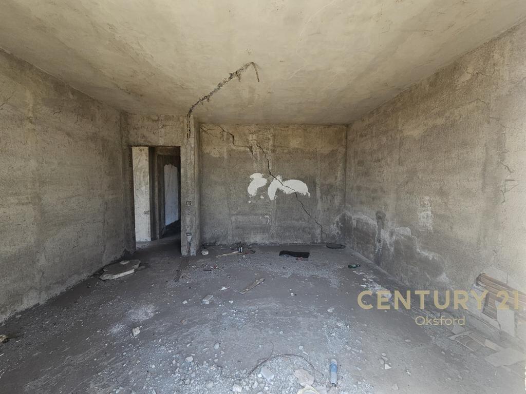 VENDIAMO APPARTAMENTO 3+1+2 PIÙ 150 M2 DI VERANDA A DURRËS! 170.000 €