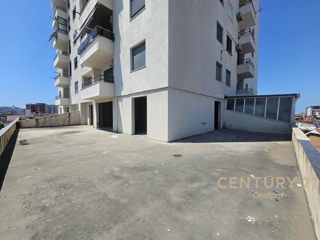 VENDIAMO APPARTAMENTO 3+1+2 PIÙ 150 M2 DI VERANDA A DURRËS! 170.000 €