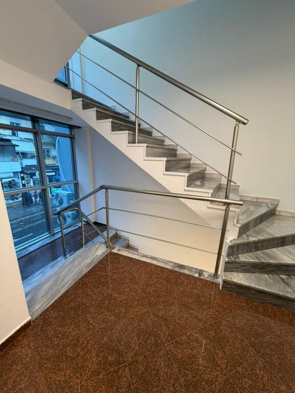 🏢 Vendesi 3-Piani in Myslym Shyri – Perfetto per Affari