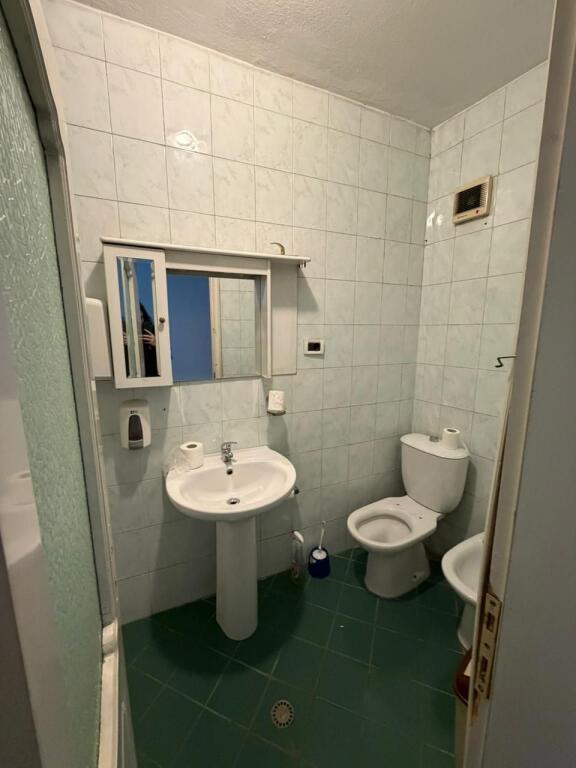 🏢 Vendesi 3-Piani in Myslym Shyri – Perfetto per Affari