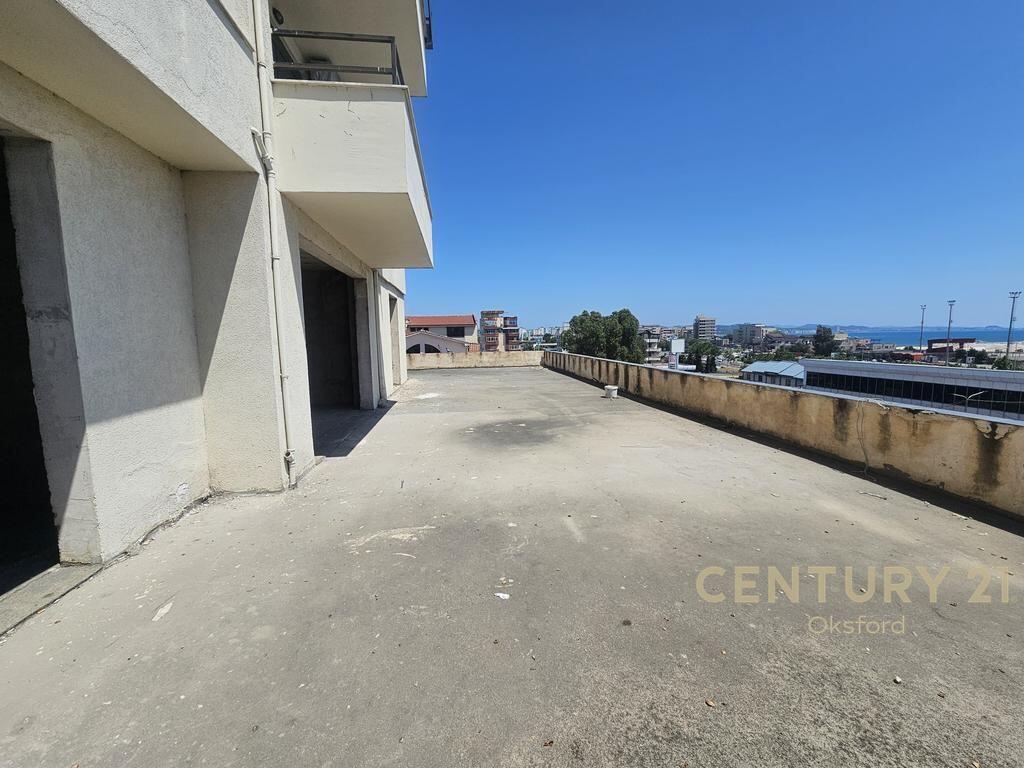 VENDIAMO APPARTAMENTO 3+1+2 PIÙ 150 M2 DI VERANDA A DURRËS! 170.000 €