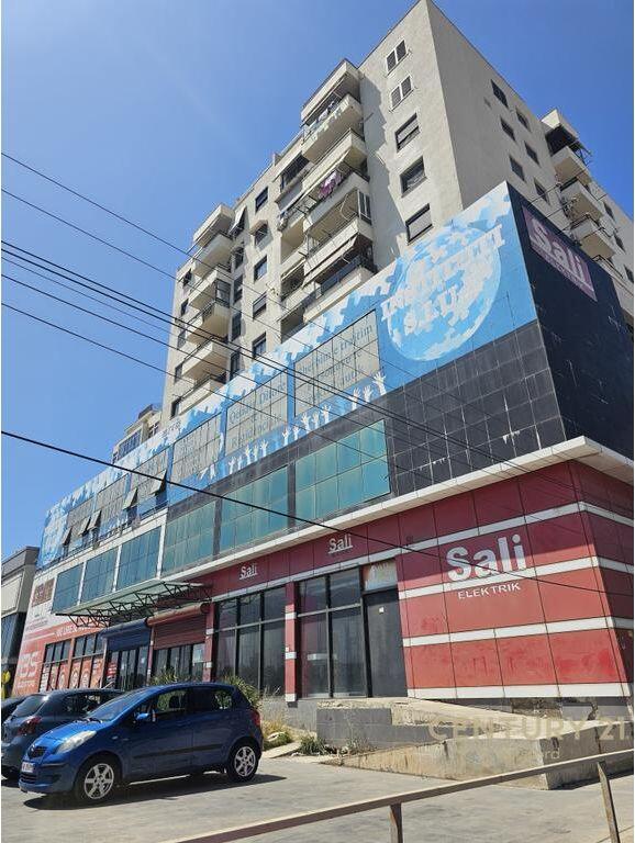 VENDIAMO APPARTAMENTO 3+1+2 PIÙ 150 M2 DI VERANDA A DURRËS! 170.000 €