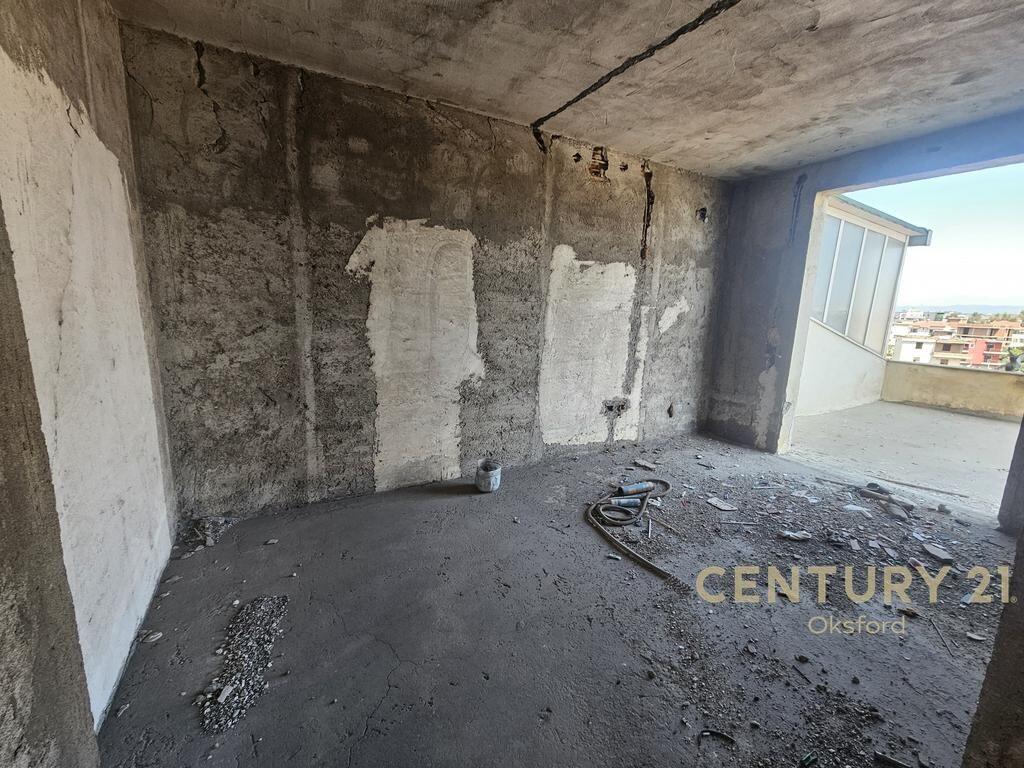 VENDIAMO APPARTAMENTO 3+1+2 PIÙ 150 M2 DI VERANDA A DURRËS! 170.000 €