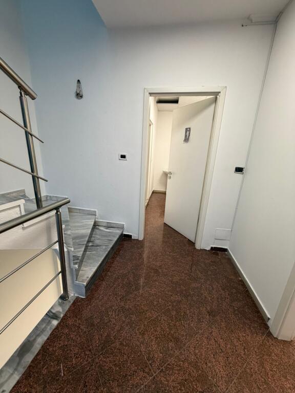 🏢 Vendesi 3-Piani in Myslym Shyri – Perfetto per Affari