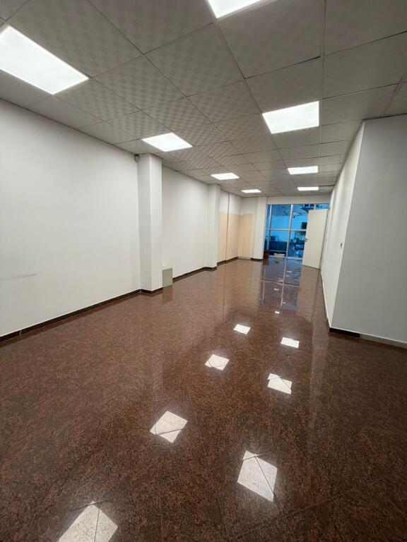 🏢 Vendesi 3-Piani in Myslym Shyri – Perfetto per Affari