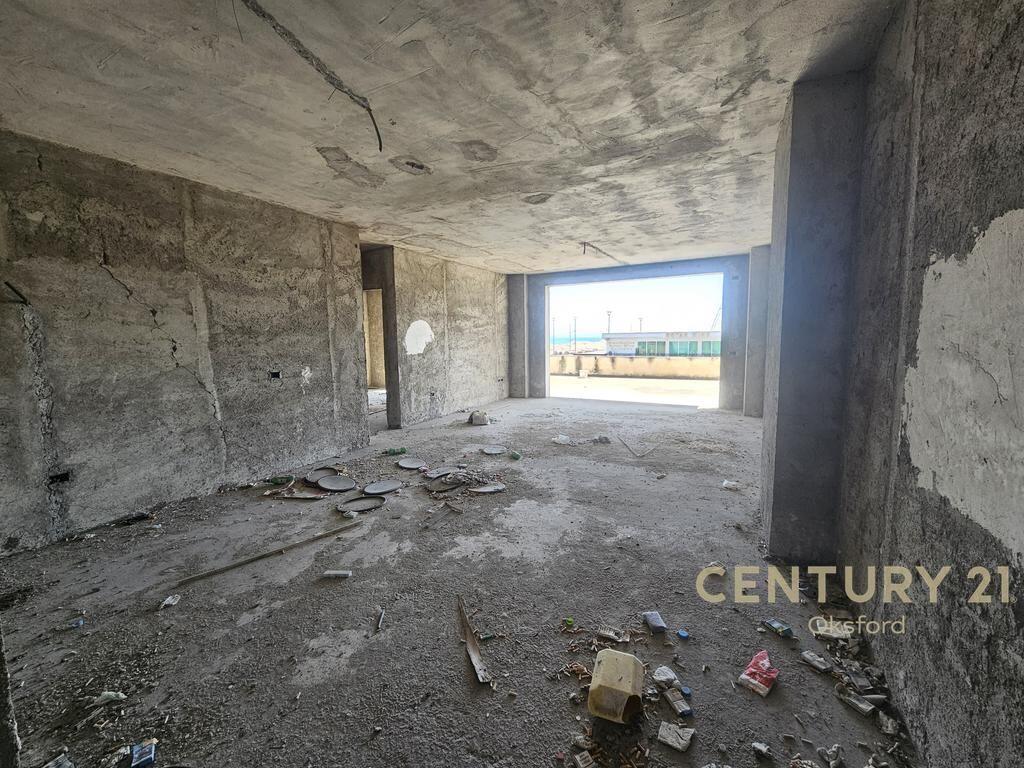 VENDIAMO APPARTAMENTO 3+1+2 PIÙ 150 M2 DI VERANDA A DURRËS! 170.000 €