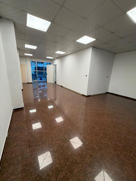 🏢 JEpet me qera Godinë 3-Katëshe në Myslym Shyri – Perfekte për Biznes!!