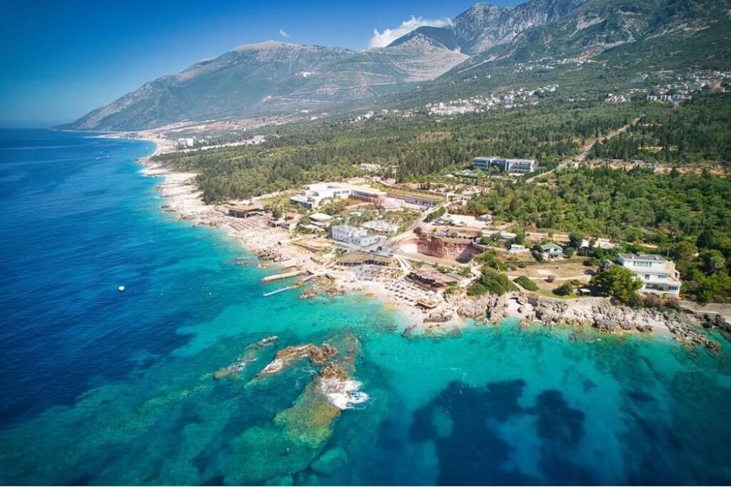 Godinë me 5 apartamente për shitje në Dhërmi !