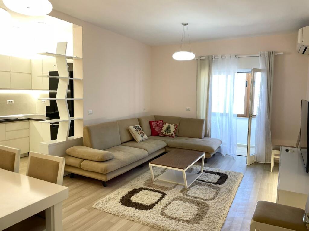 🏡 Appartamento moderno 2+1+2 in affitto – Centro Tirana 📍 Dietro l'Ufficio del Procuratore Generale, presso i palazzi a 9 piani, vicino a Caffè Europa 💶 1000 € / mese  • Soggiorno spazioso + balcone • Cucina moderna completamente attrezzata • 2 camere da letto • 1 bagno • Illuminazione LED, arredamento contemporaneo • Edificio nuovo, zona molto richiesta • Solo 3 minuti a piedi dal Centro