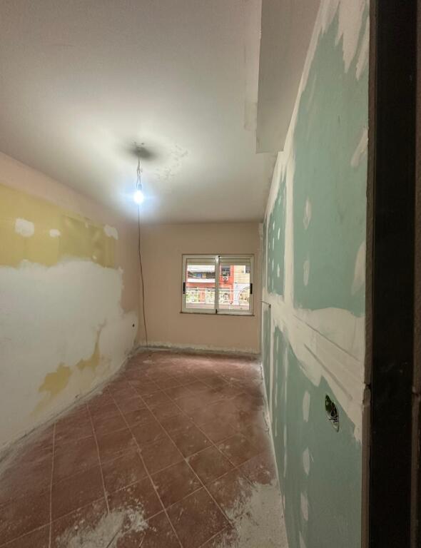 🏡 Vendesi in vendita appartamento 1+1 con veranda a Komuna e Parisit