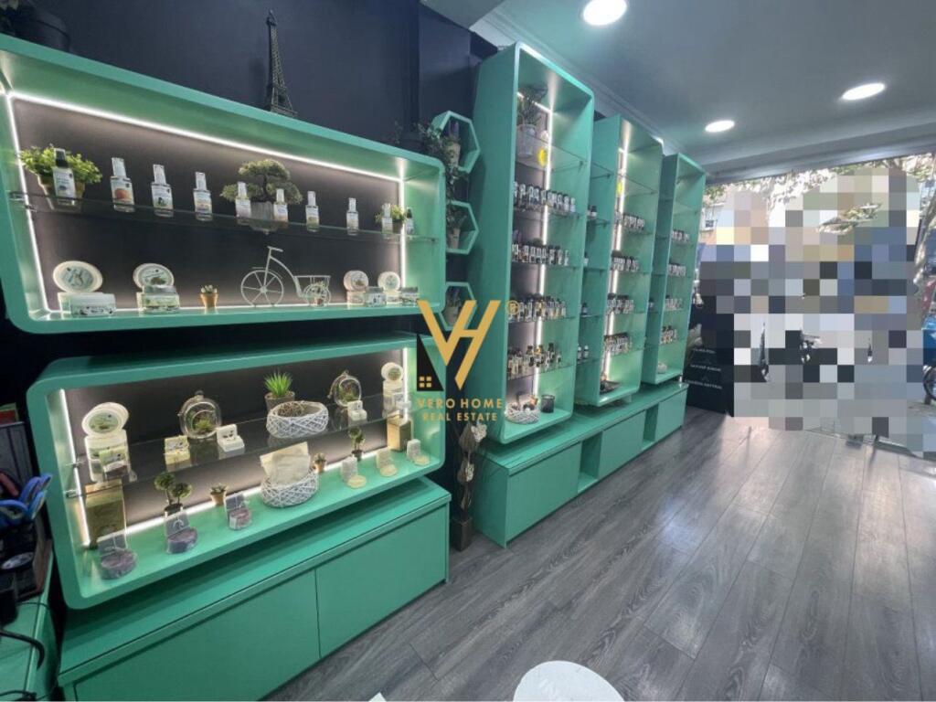 VENDESI ATTIVITÀ PROFUMERIA A XHAMLLIK 40.000 EURO
