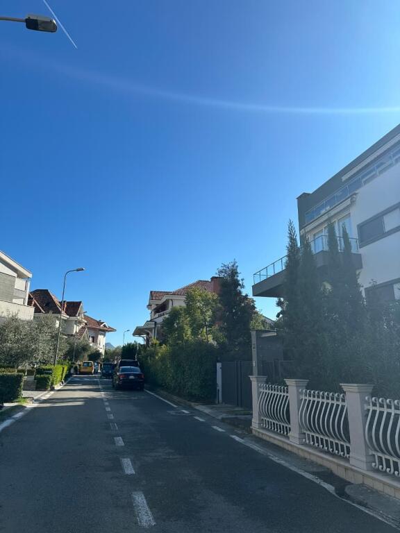 📌 Shitet Vilë 4-Katëshe në Rezidencën Akacia Hills!