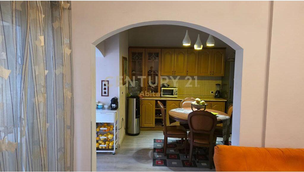 Appartamento 2+1+2 balconi in vendita in Vasil Shanto 230.000 €