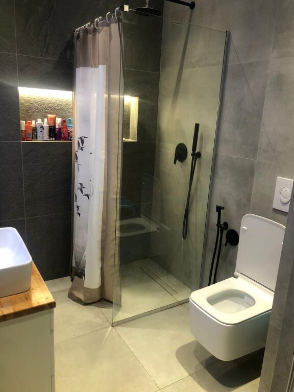 Super apartament 2+1 me qera- Komuna e Parisit- Tirane