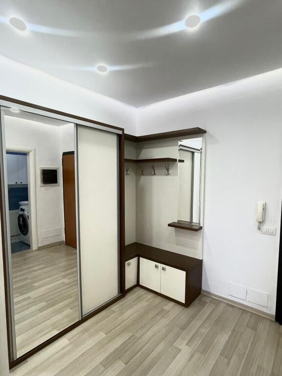 🏡 Appartamento moderno 2+1+2 in affitto – Centro Tirana 📍 Dietro l'Ufficio del Procuratore Generale, presso i palazzi a 9 piani, vicino a Caffè Europa 💶 1000 € / mese  • Soggiorno spazioso + balcone • Cucina moderna completamente attrezzata • 2 camere da letto • 1 bagno • Illuminazione LED, arredamento contemporaneo • Edificio nuovo, zona molto richiesta • Solo 3 minuti a piedi dal Centro