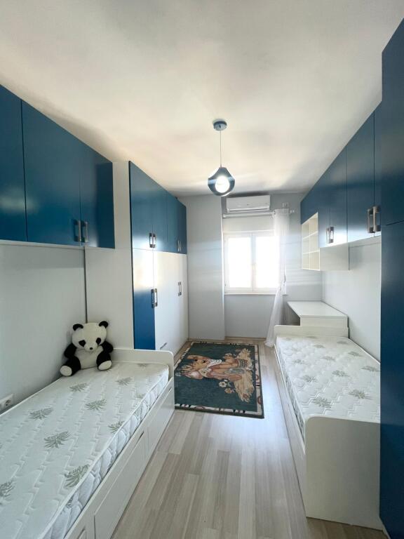 🏡 Appartamento moderno 2+1+2 in affitto – Centro Tirana 📍 Dietro l'Ufficio del Procuratore Generale, presso i palazzi a 9 piani, vicino a Caffè Europa 💶 1000 € / mese  • Soggiorno spazioso + balcone • Cucina moderna completamente attrezzata • 2 camere da letto • 1 bagno • Illuminazione LED, arredamento contemporaneo • Edificio nuovo, zona molto richiesta • Solo 3 minuti a piedi dal Centro