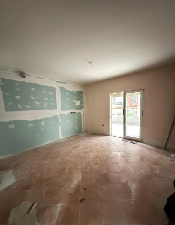 🏡 Vendesi in vendita appartamento 1+1 con veranda a Komuna e Parisit