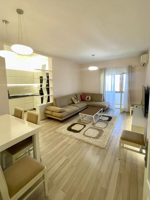 🏡 Affittasi appartamento moderno 2+1+2 – Centro Tirana