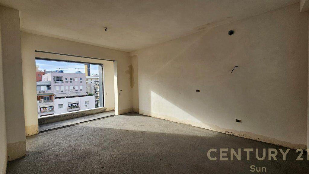 SHITET APARTAMENT 2+1+2 NE PAZARIN E RI