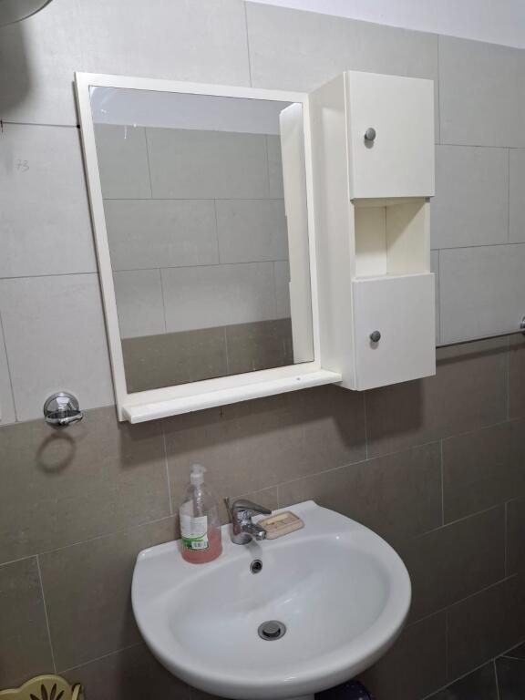 2+1, arredato vicino all'ambasciata greca, in via Kavaja, 600 euro, per ufficio o abitazione